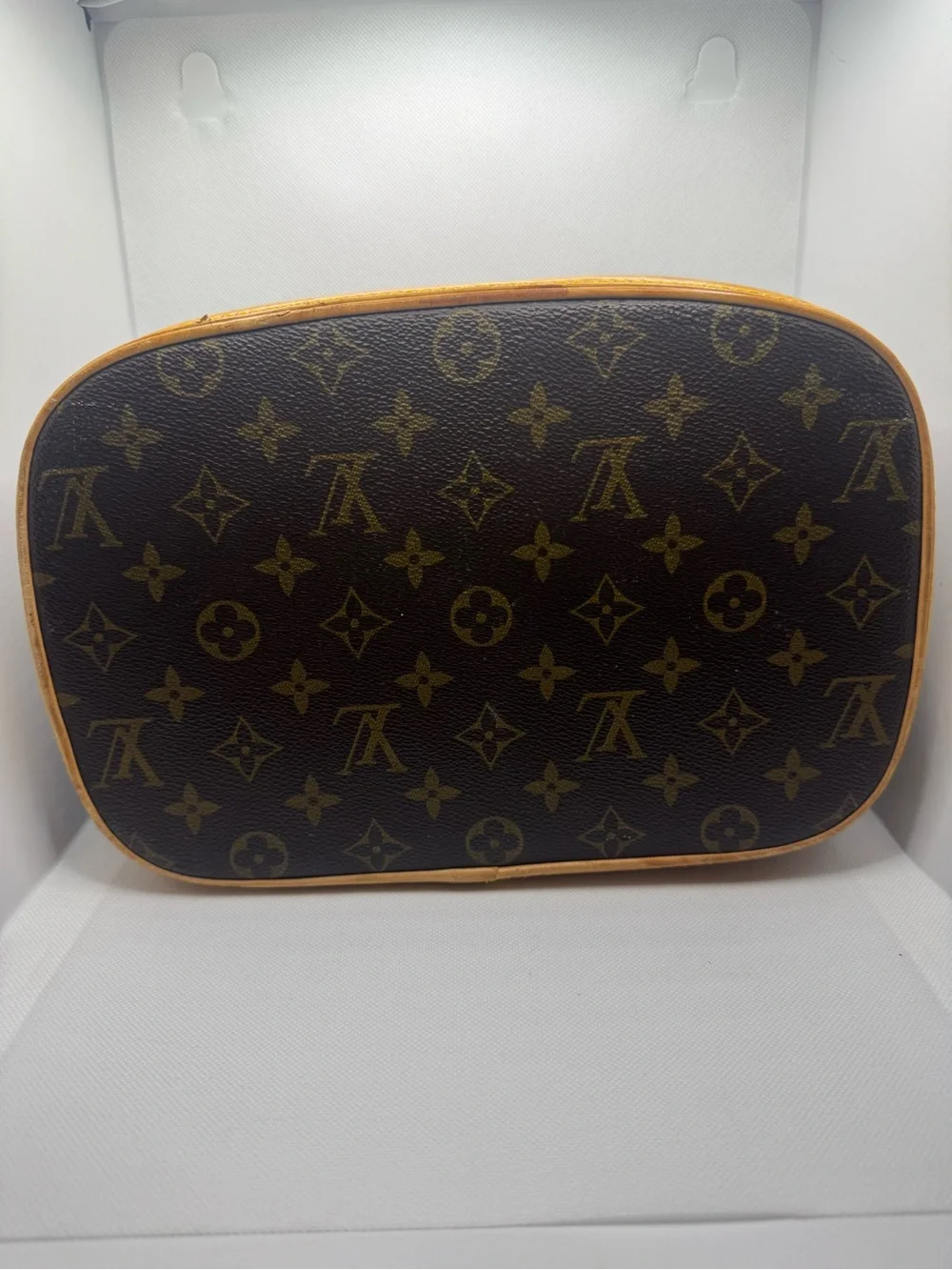 Louis Vuitton silhouette closure